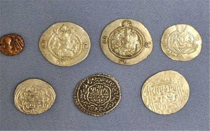 ۱۲ عدد سکه تاریخی از یک منزل شخصی در قم کشف شد